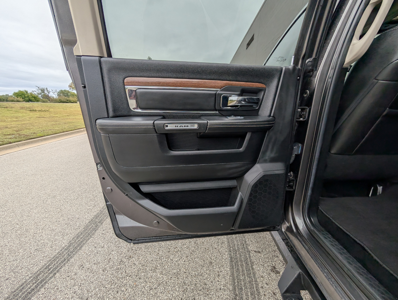 RAM 3500 4WD Crew Cab 169" Laramie 2014 RAM 3500 4WD Crew Cab 169" Laramie 2014