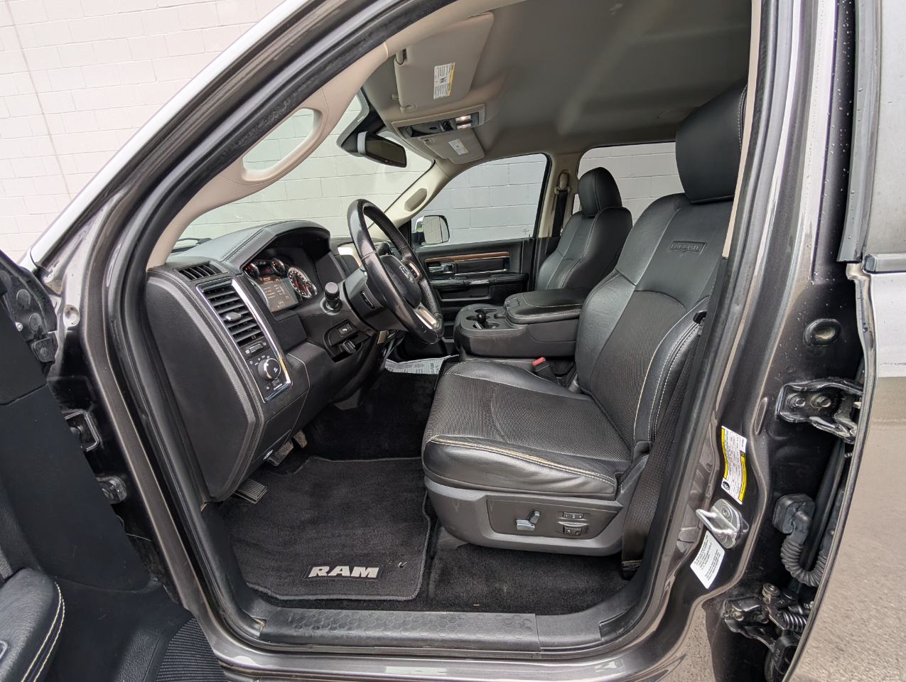 RAM 3500 4WD Crew Cab 169" Laramie 2014 RAM 3500 4WD Crew Cab 169" Laramie 2014