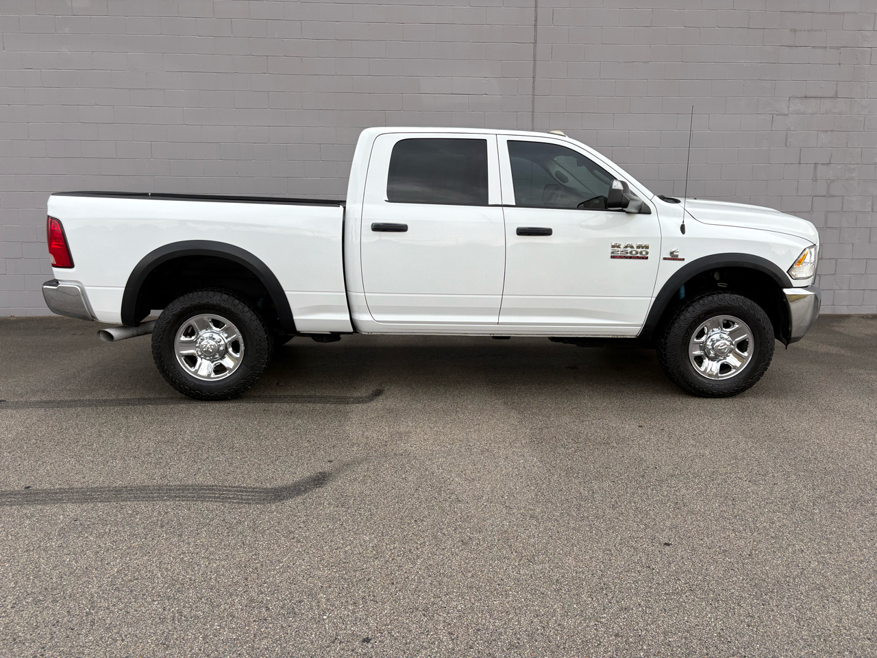 RAM 2500 Tradesman 4x4 Crew Cab 6'4" Box 2018 RAM 2500 Tradesman 4x4 Crew Cab 6'4" Box 2018