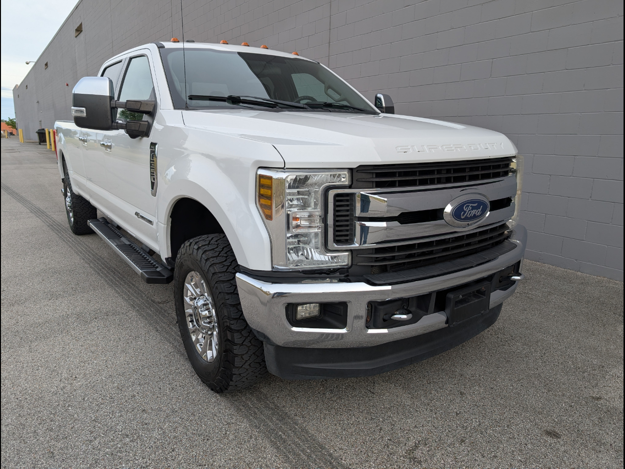 2018 Ford Super Duty F-350 SRW XLT 4WD Crew Cab 8' Box