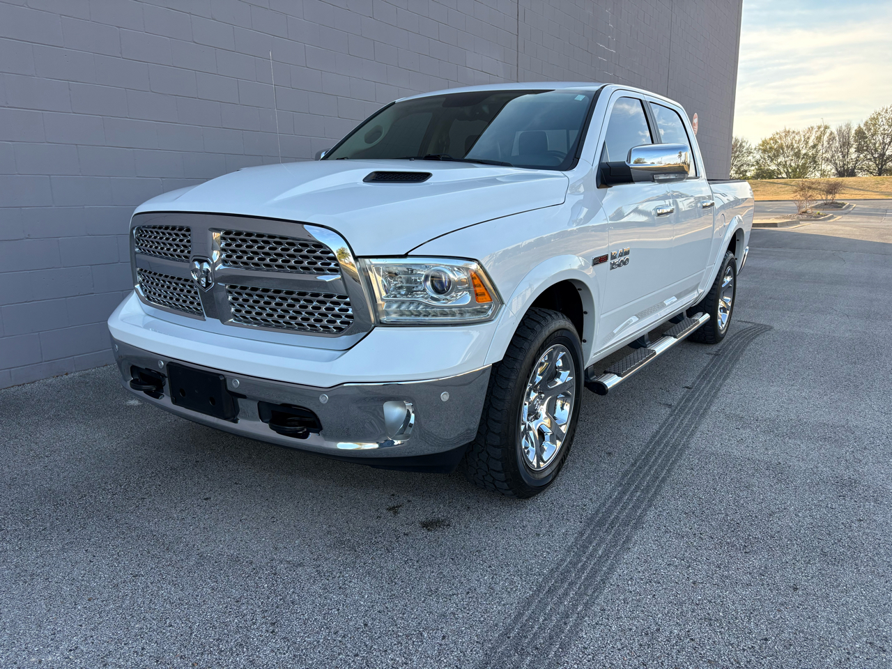 2017 RAM 1500 Laramie 4x4 Crew Cab 5'7" Box