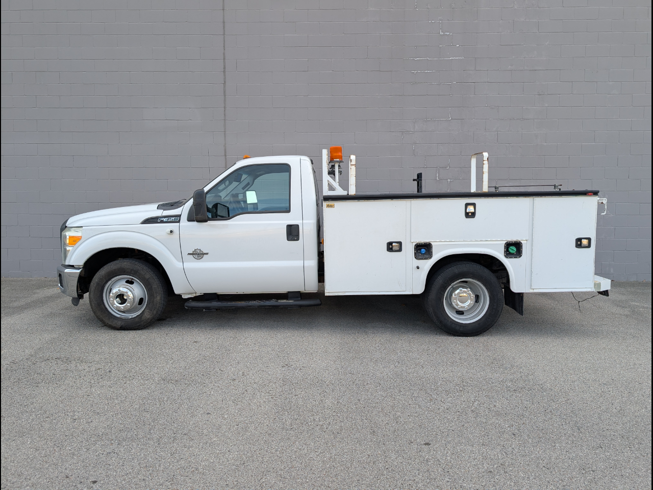 Ford Super Duty F-350 DRW 2WD Reg Cab 165" WB 84" CA XLT 2016