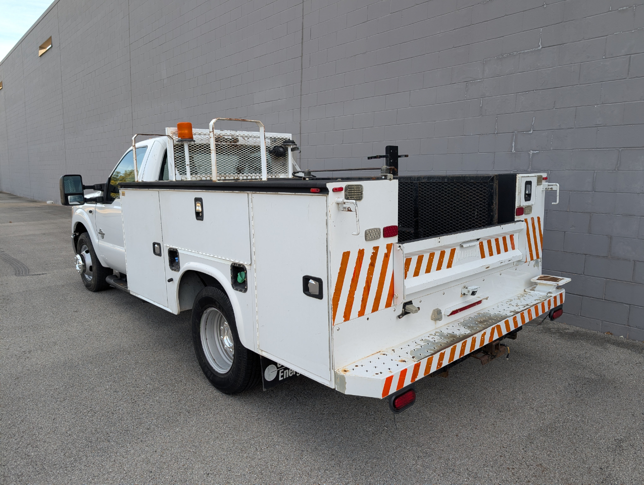 Ford Super Duty F-350 DRW 2WD Reg Cab 165" WB 84" CA XLT 2016