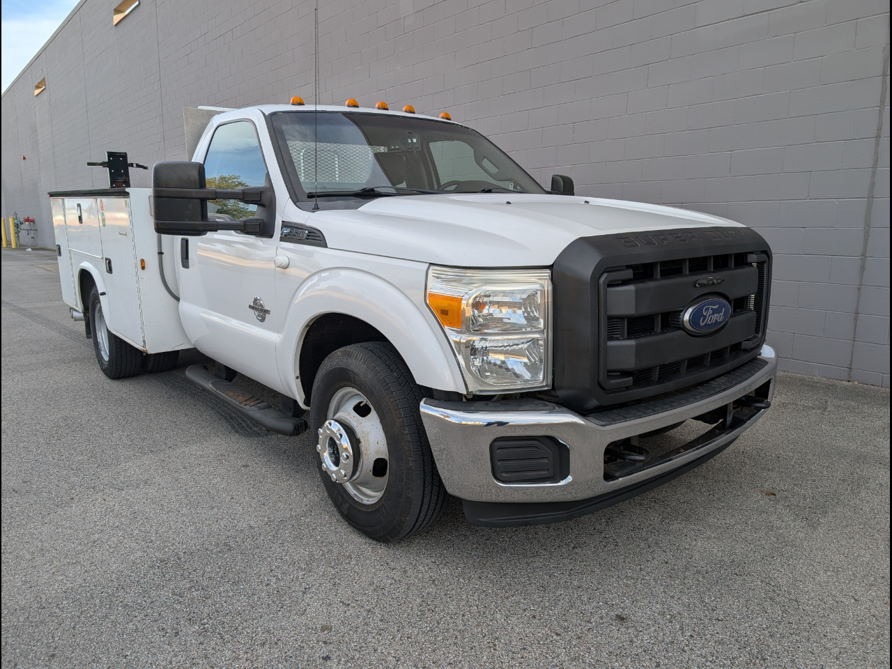 Ford Super Duty F-350 DRW 2WD Reg Cab 165" WB 84" CA XLT 2016