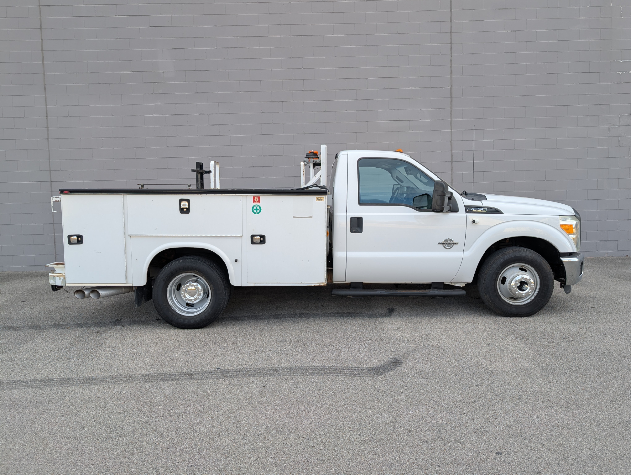 Ford Super Duty F-350 DRW 2WD Reg Cab 165" WB 84" CA XLT 2016