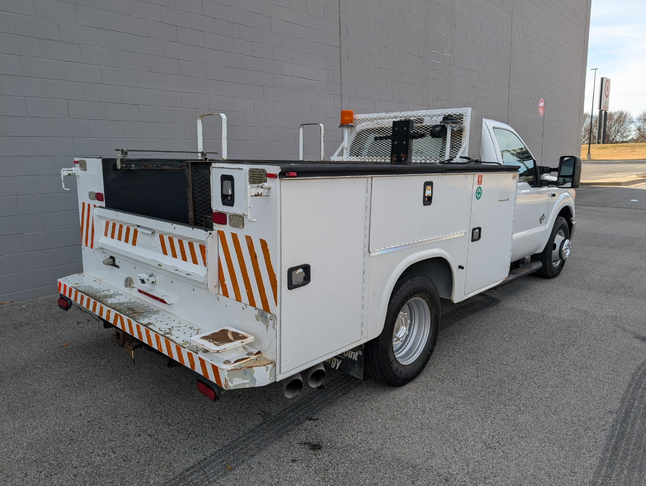 Ford Super Duty F-350 DRW 2WD Reg Cab 165" WB 84" CA XLT 2016