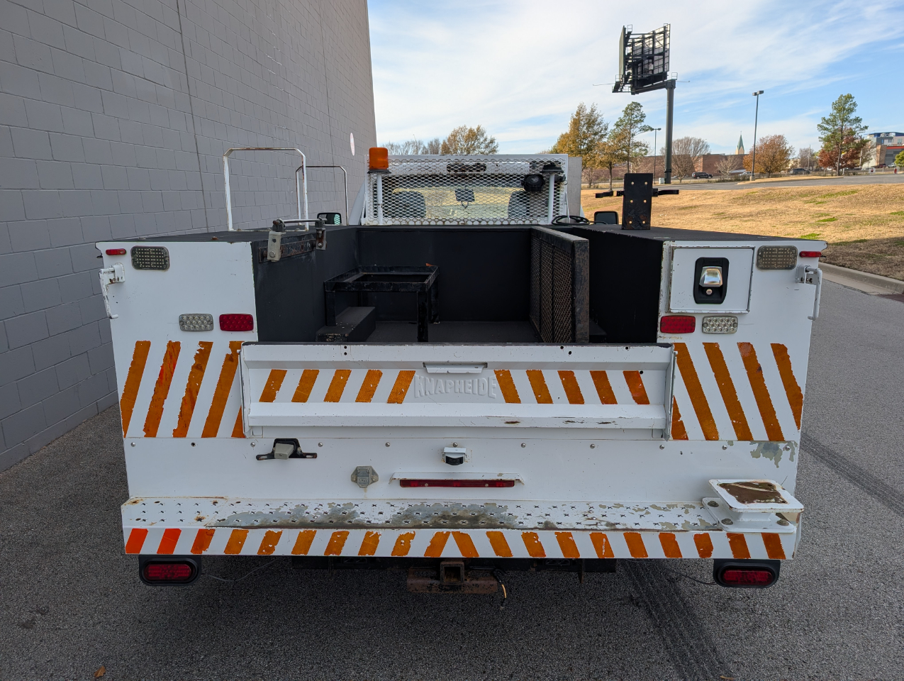 Ford Super Duty F-350 DRW 2WD Reg Cab 165" WB 84" CA XLT 2016