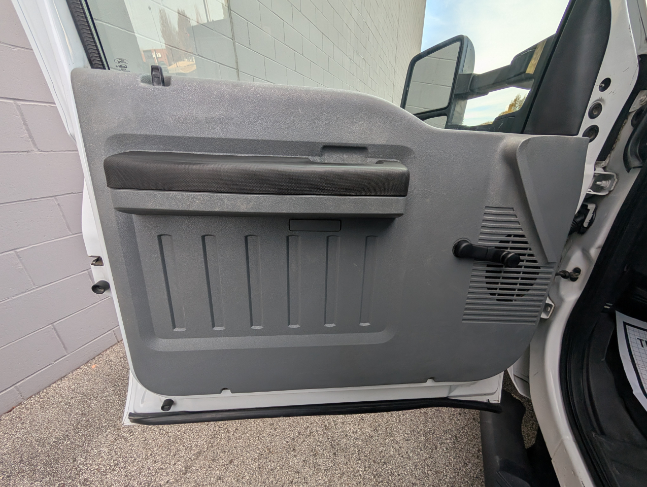 Ford Super Duty F-350 DRW 2WD Reg Cab 165" WB 84" CA XLT 2016