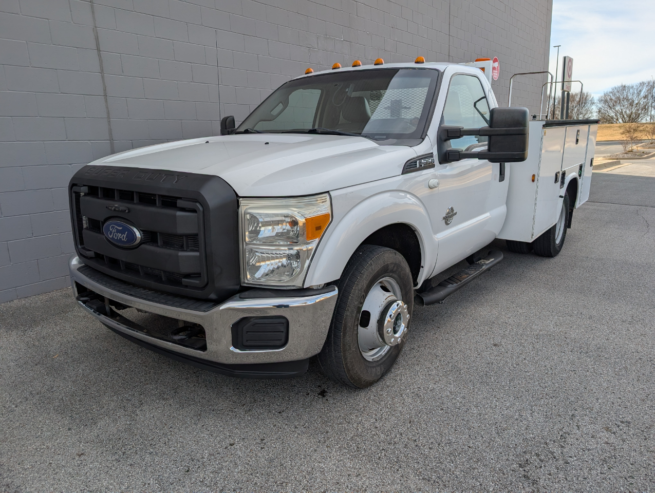 Ford Super Duty F-350 DRW 2WD Reg Cab 165" WB 84" CA XLT 2016