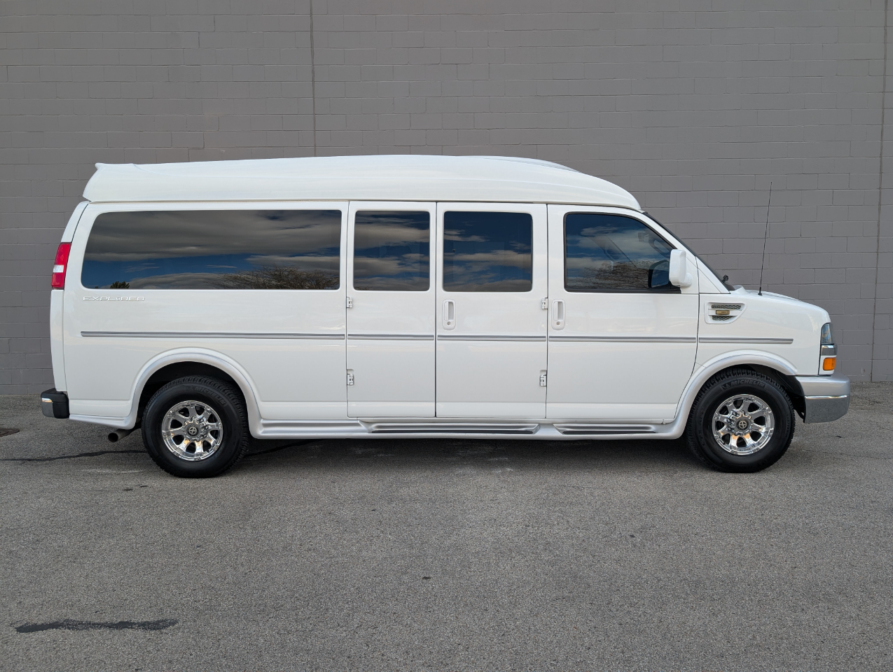 Chevrolet Express Passenger RWD 3500 155" LT w/1LT 2016