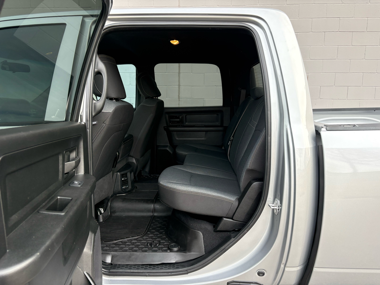 RAM 2500 Tradesman 4x4 Crew Cab 6'4" Box 2022