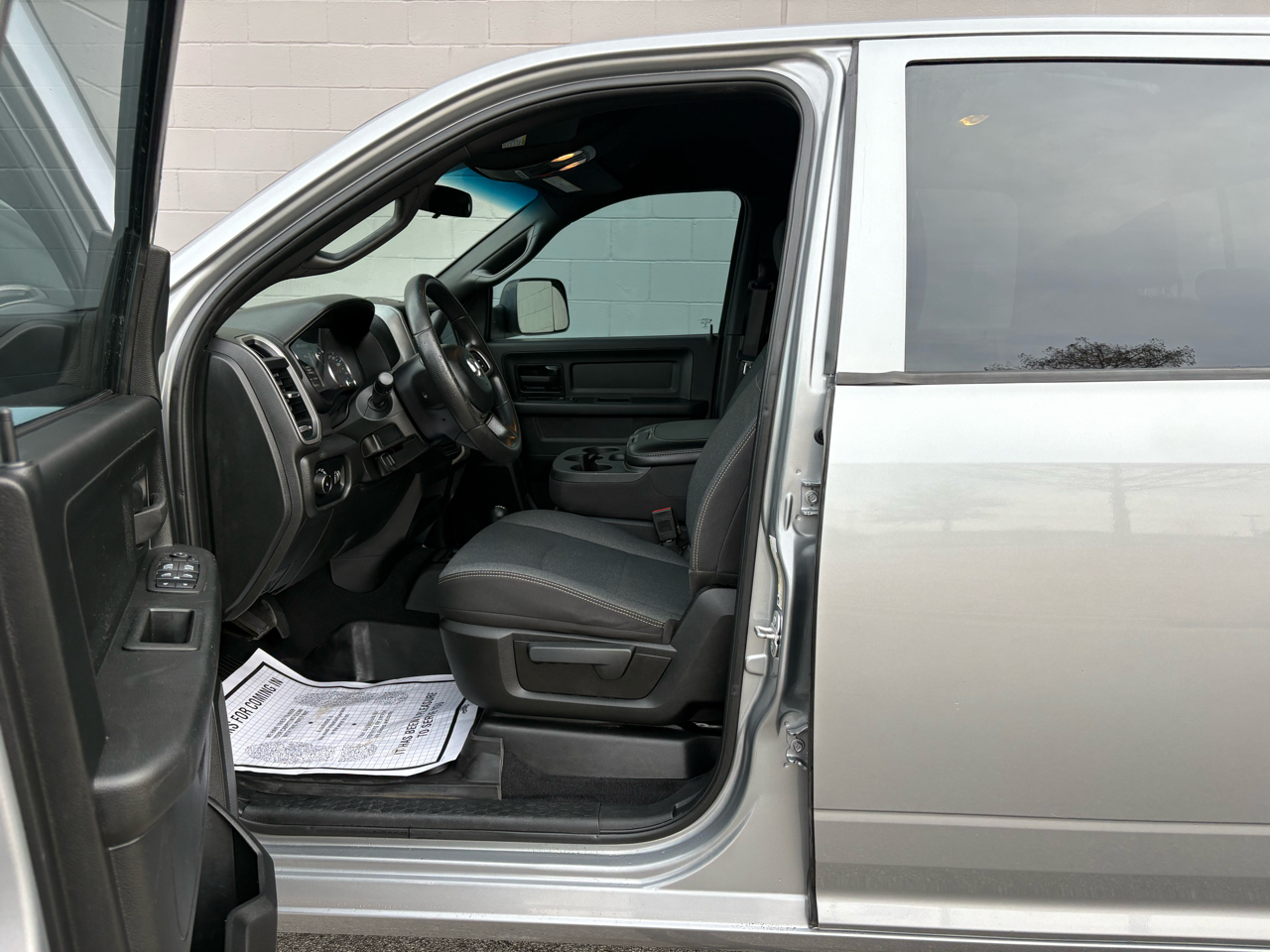 RAM 2500 Tradesman 4x4 Crew Cab 6'4" Box 2022