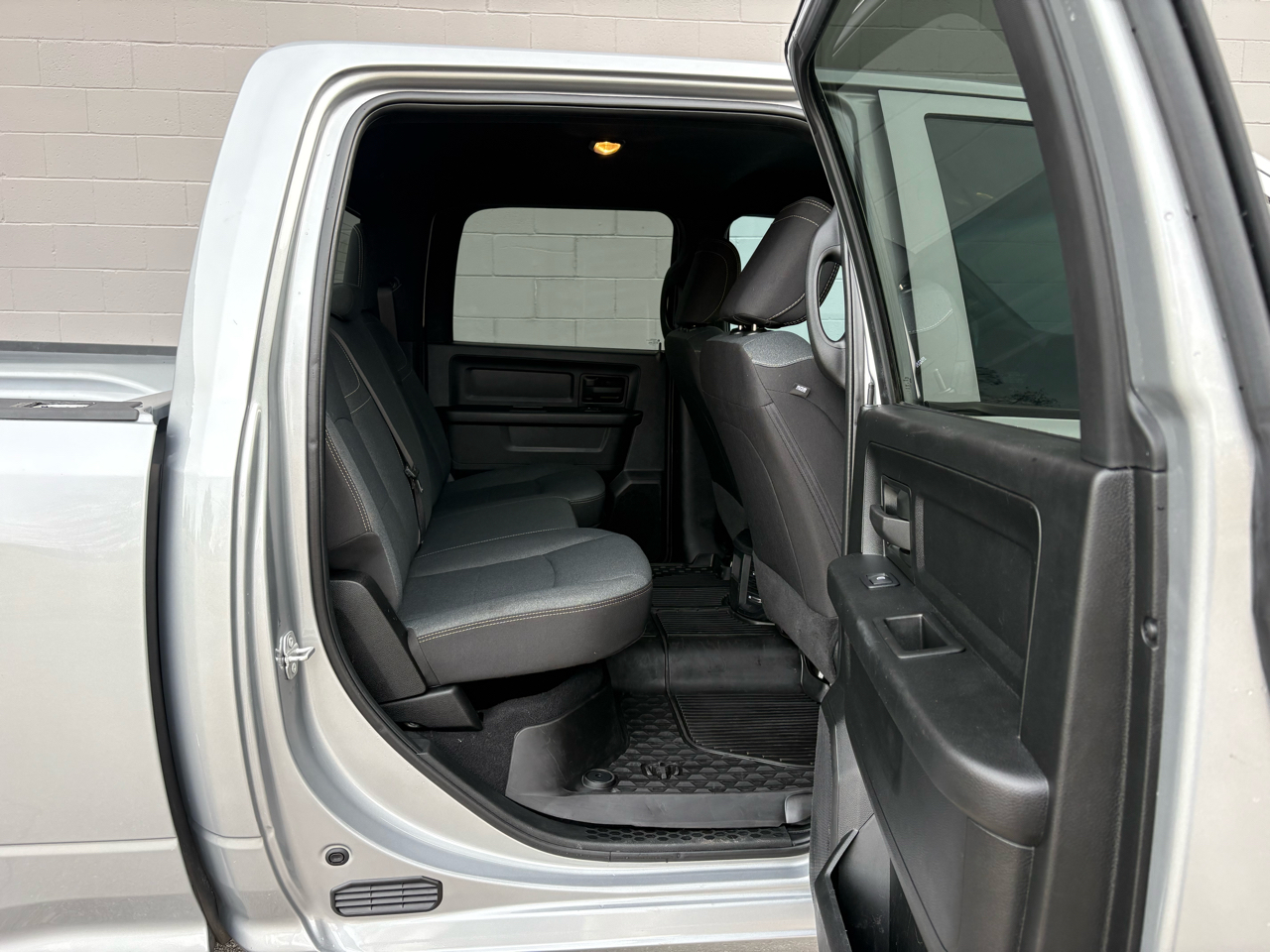 RAM 2500 Tradesman 4x4 Crew Cab 6'4" Box 2022