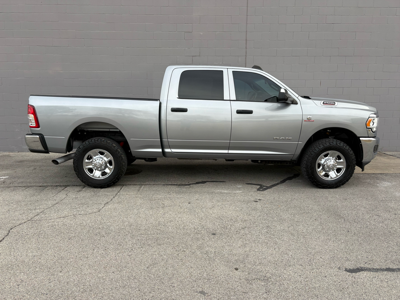 RAM 2500 Tradesman 4x4 Crew Cab 6'4" Box 2022