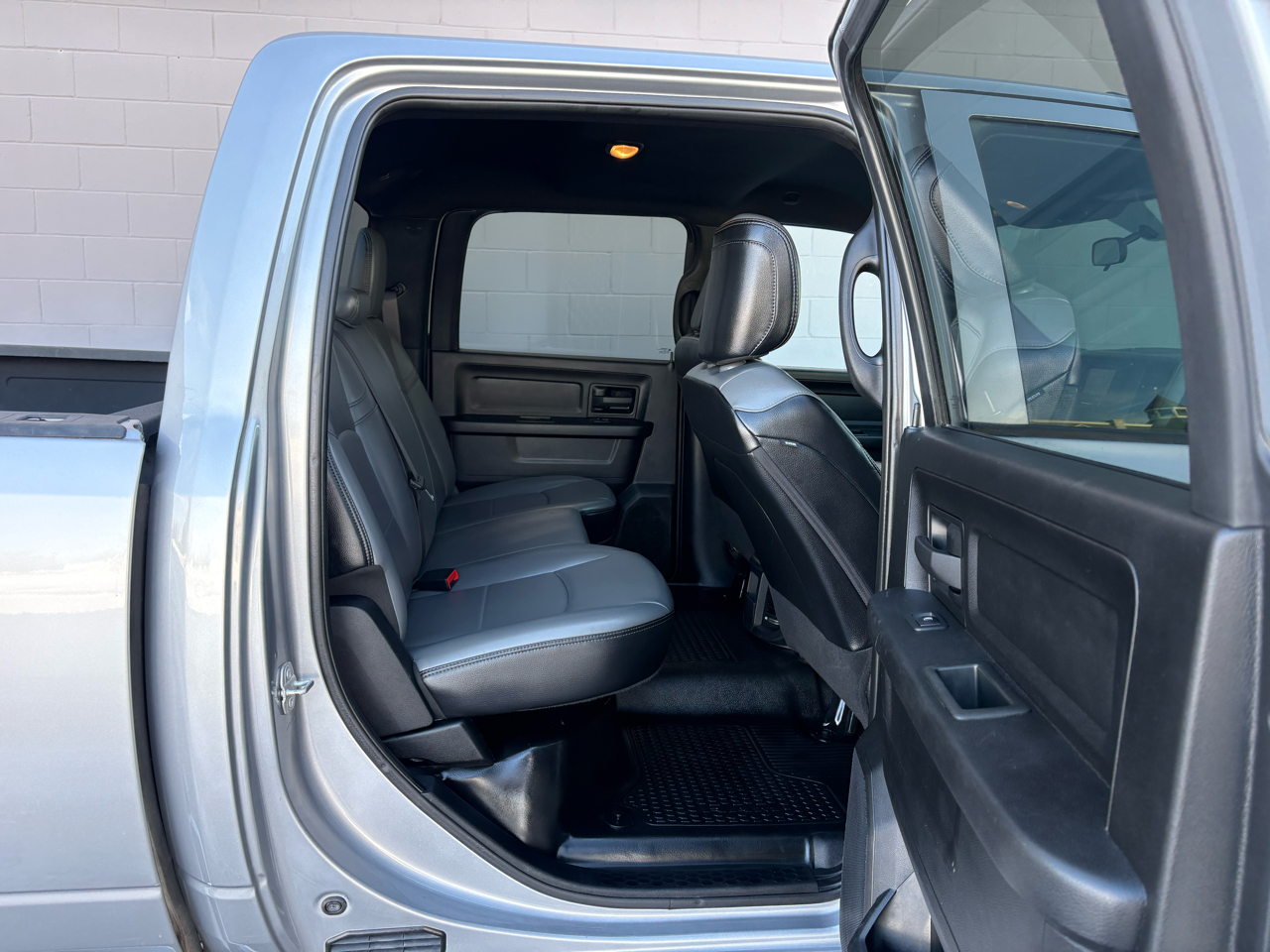RAM 2500 Tradesman 4x4 Crew Cab 8' Box 2022