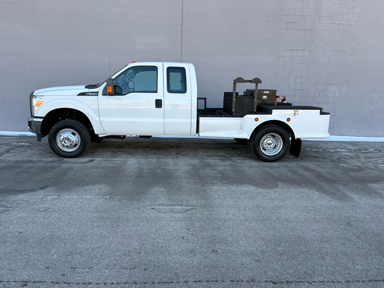 Ford Super Duty F-350 DRW 4WD SuperCab 162" WB 60" CA XL 2012