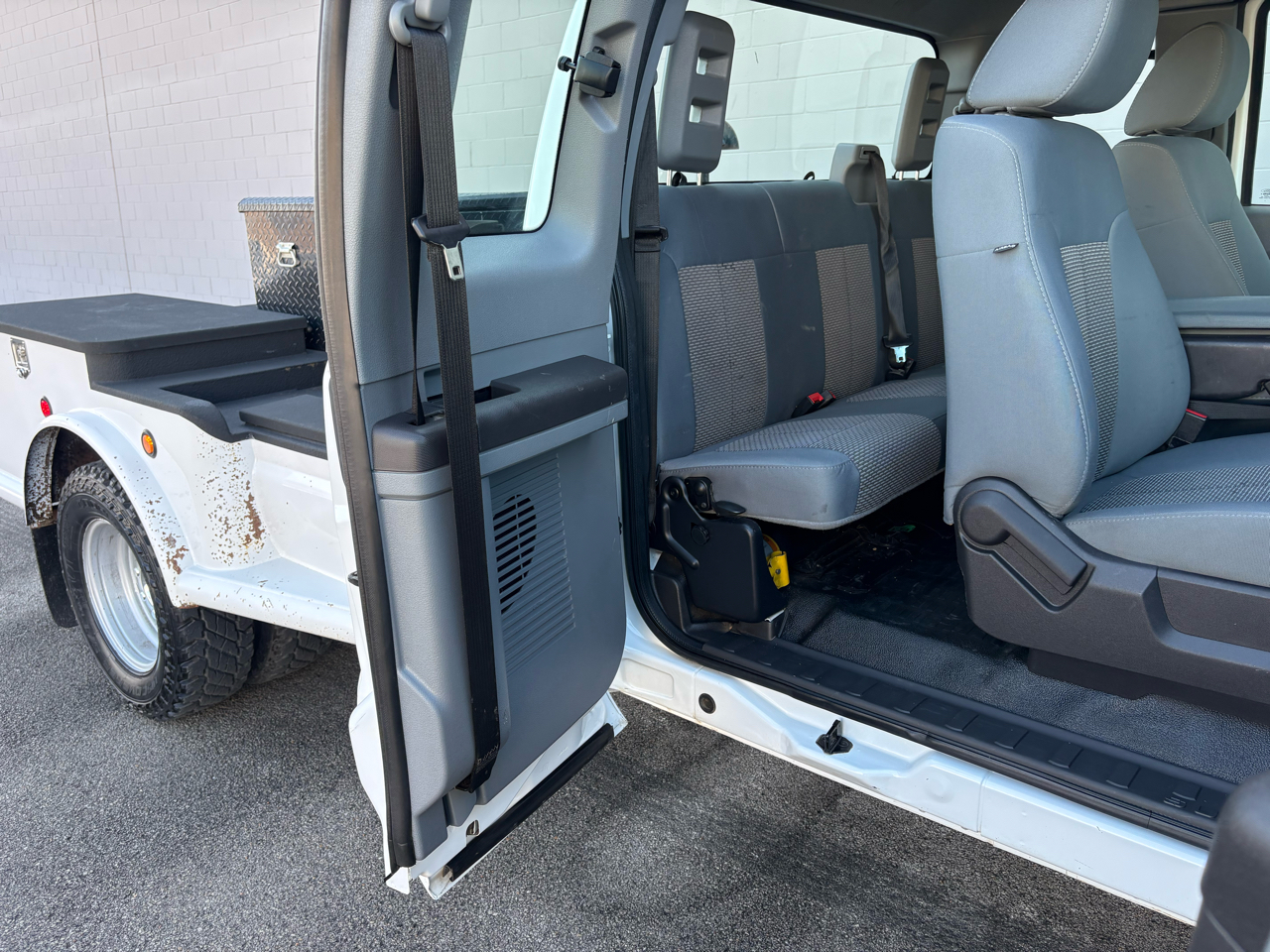 Ford Super Duty F-350 DRW 4WD SuperCab 162" WB 60" CA XL 2012