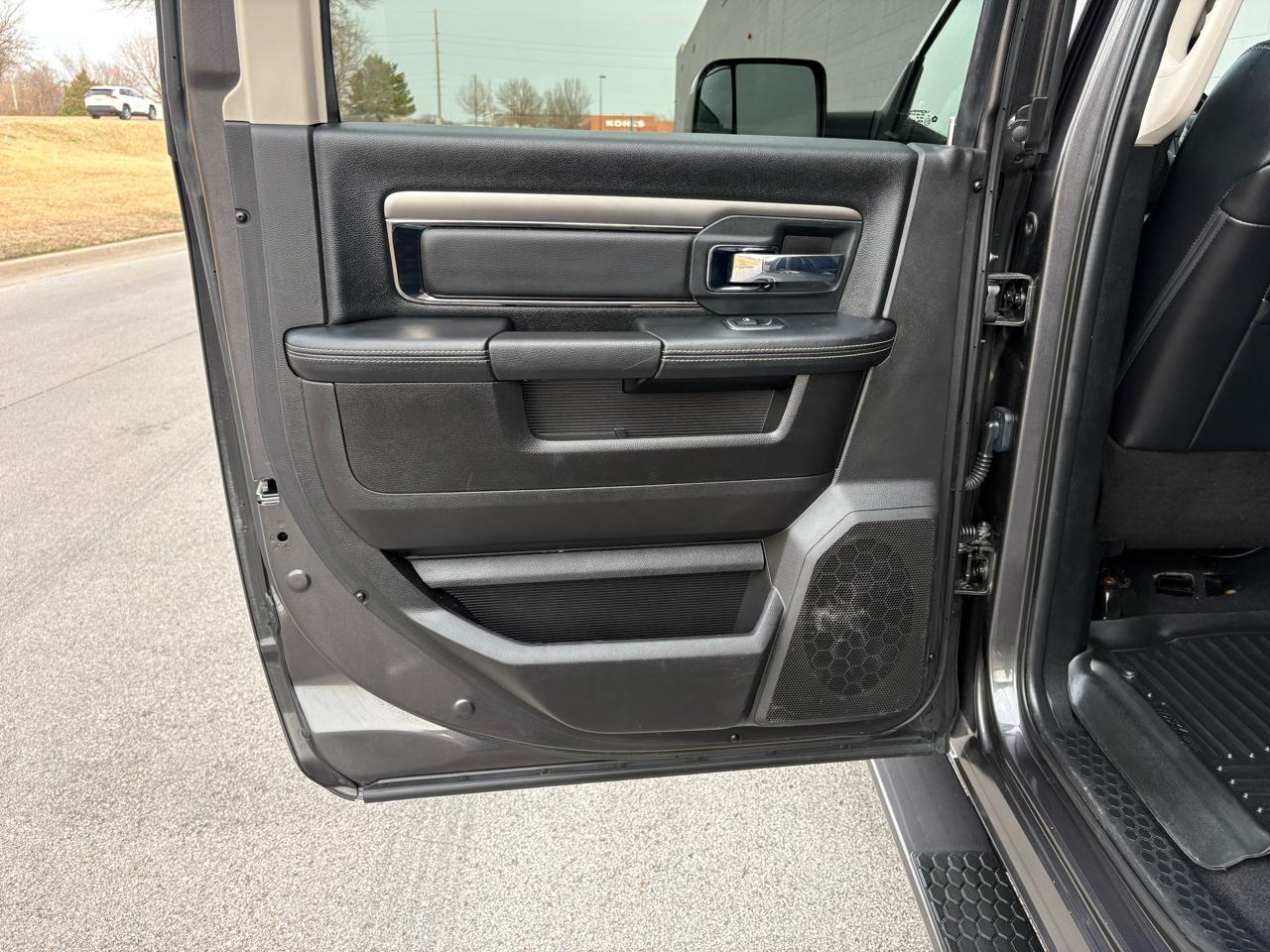 RAM 2500 Laramie 4x4 Mega Cab 6'4" Box 2018