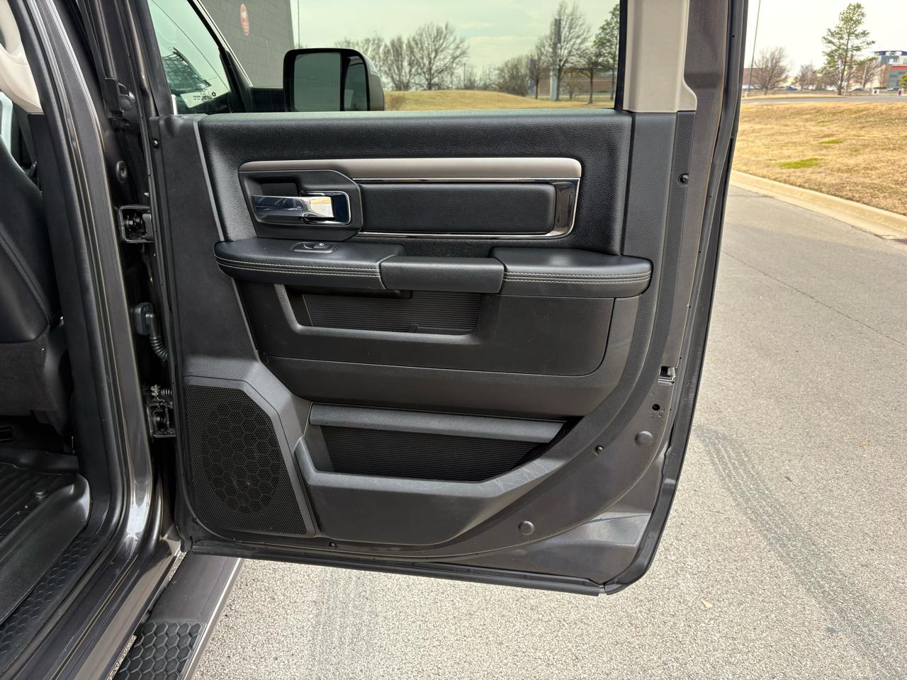 RAM 2500 Laramie 4x4 Mega Cab 6'4" Box 2018