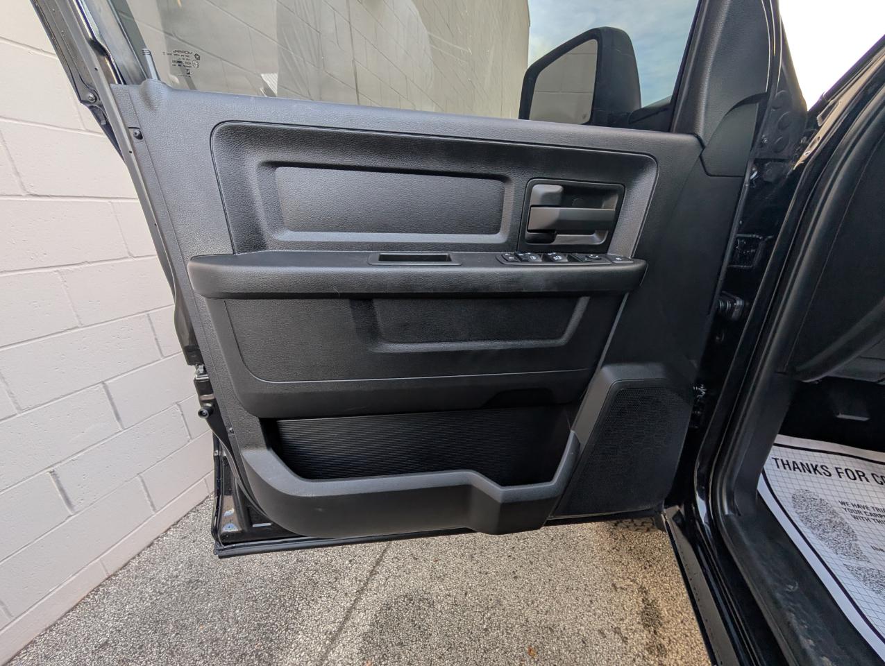 RAM 3500 Tradesman 4x4 Crew Cab 8' Box 2024