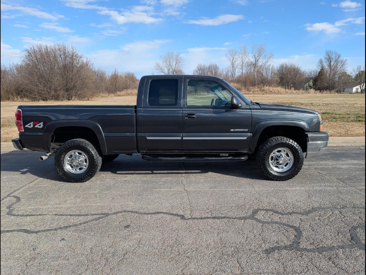 Chevrolet Silverado 2500HD Ext Cab 143.5" WB 4WD LS 2003