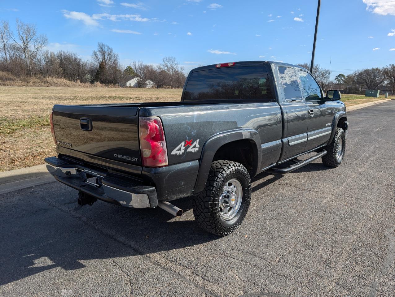 Chevrolet Silverado 2500HD Ext Cab 143.5" WB 4WD LS 2003