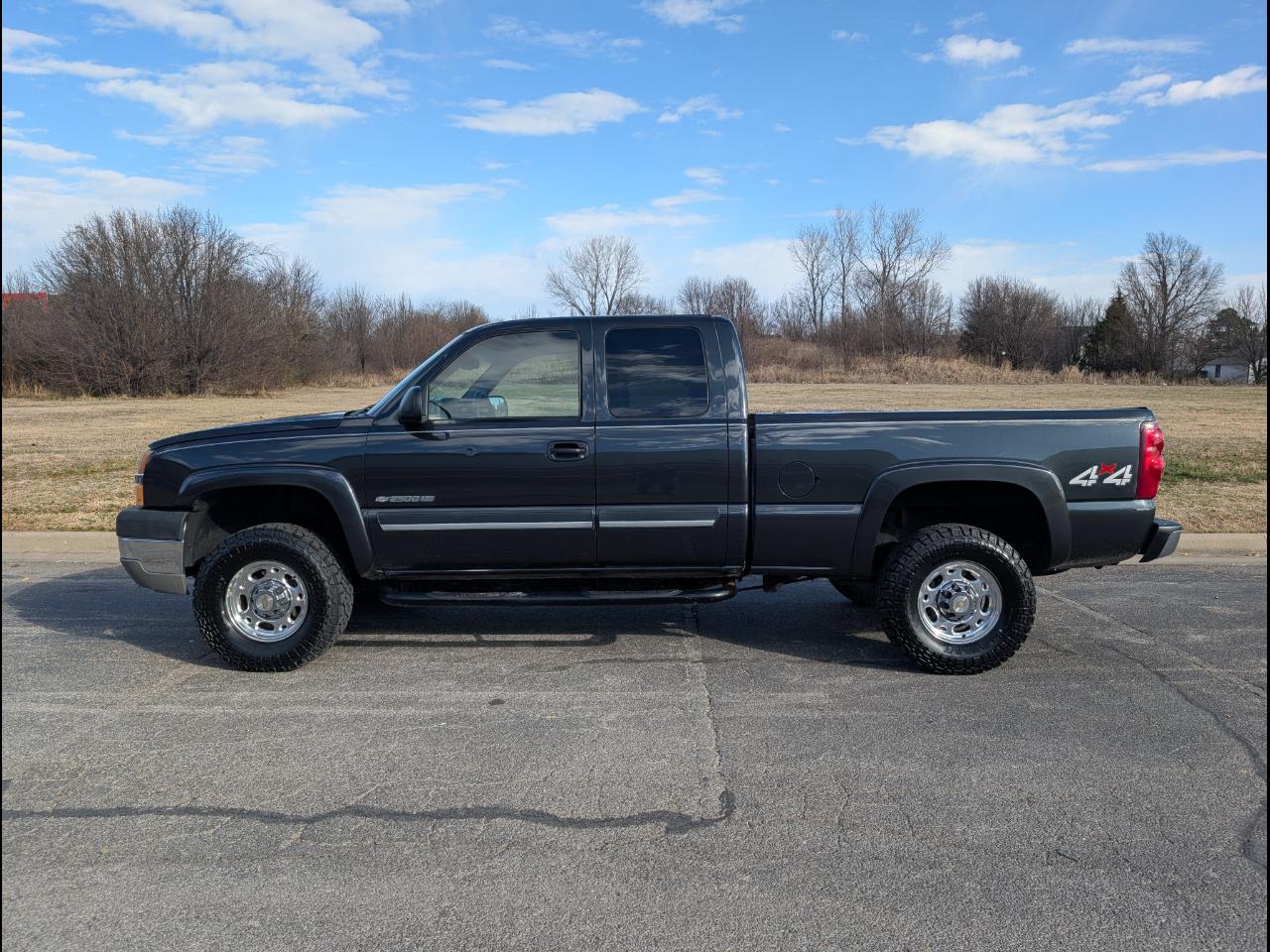 Chevrolet Silverado 2500HD Ext Cab 143.5" WB 4WD LS 2003