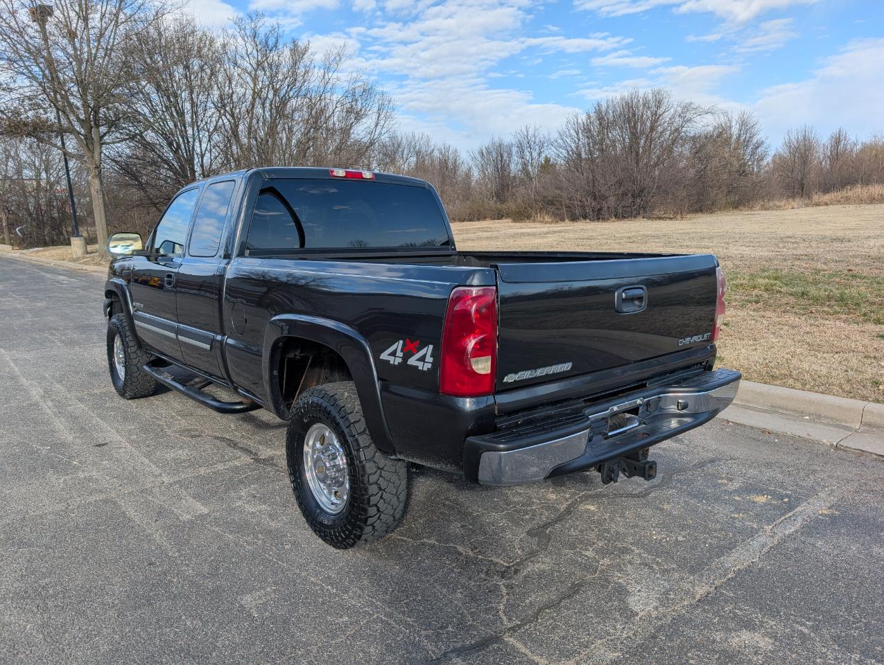 Chevrolet Silverado 2500HD Ext Cab 143.5" WB 4WD LS 2003