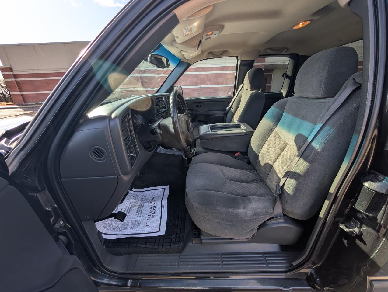 Chevrolet Silverado 2500HD Ext Cab 143.5" WB 4WD LS 2003