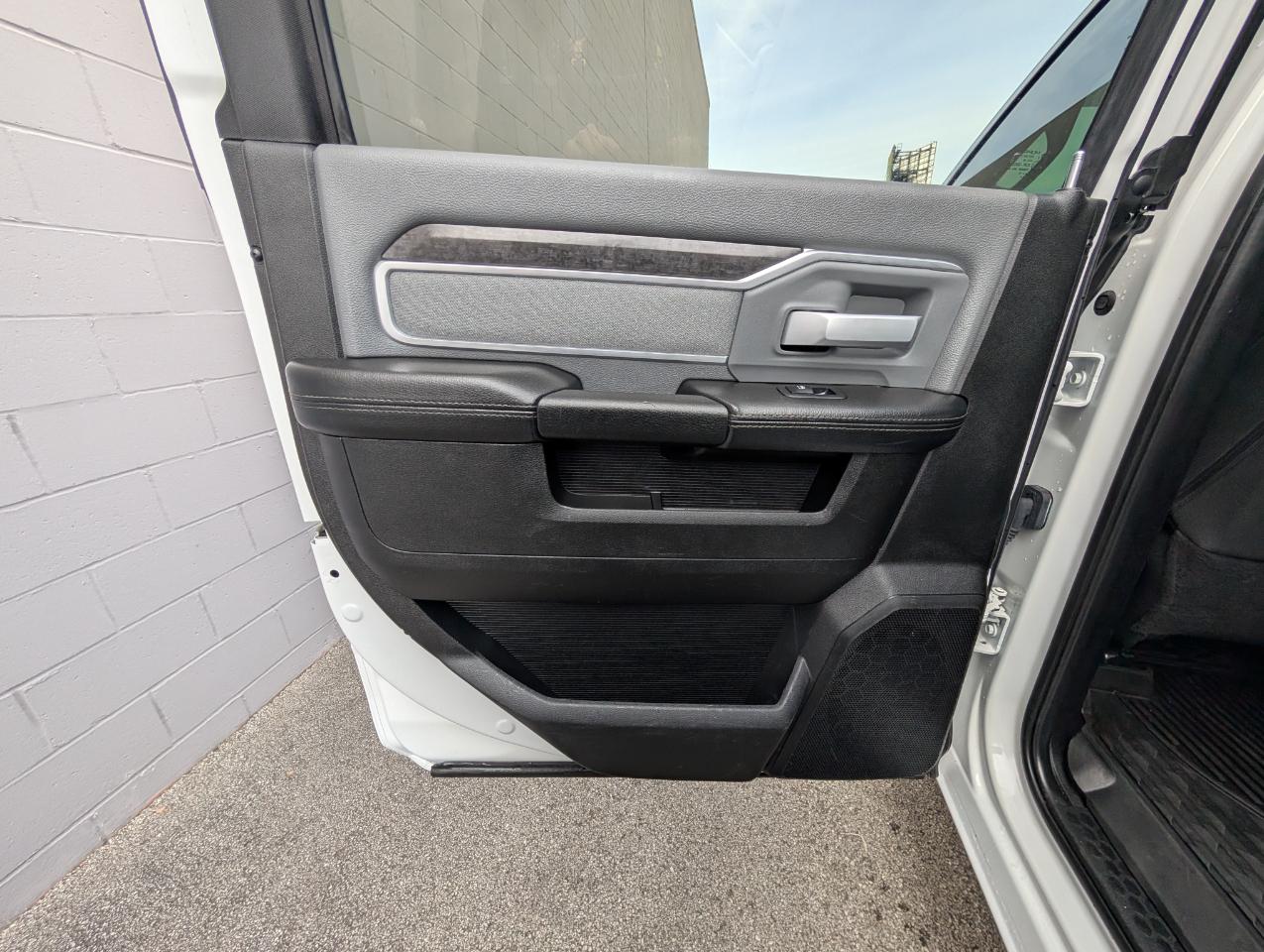 RAM 2500 Big Horn 4x4 Crew Cab 8' Box 2021