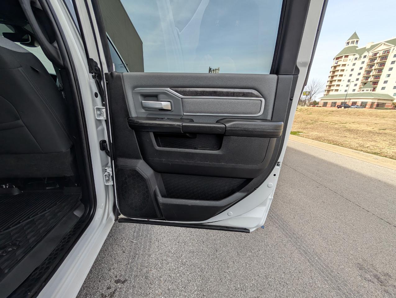 RAM 2500 Big Horn 4x4 Crew Cab 8' Box 2021