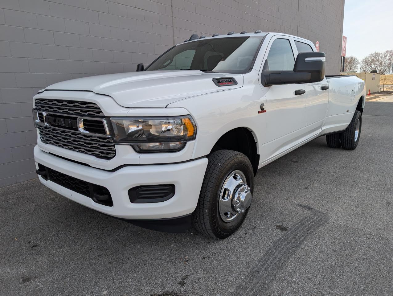 RAM 3500 Tradesman 4x4 Crew Cab 8' Box 2024