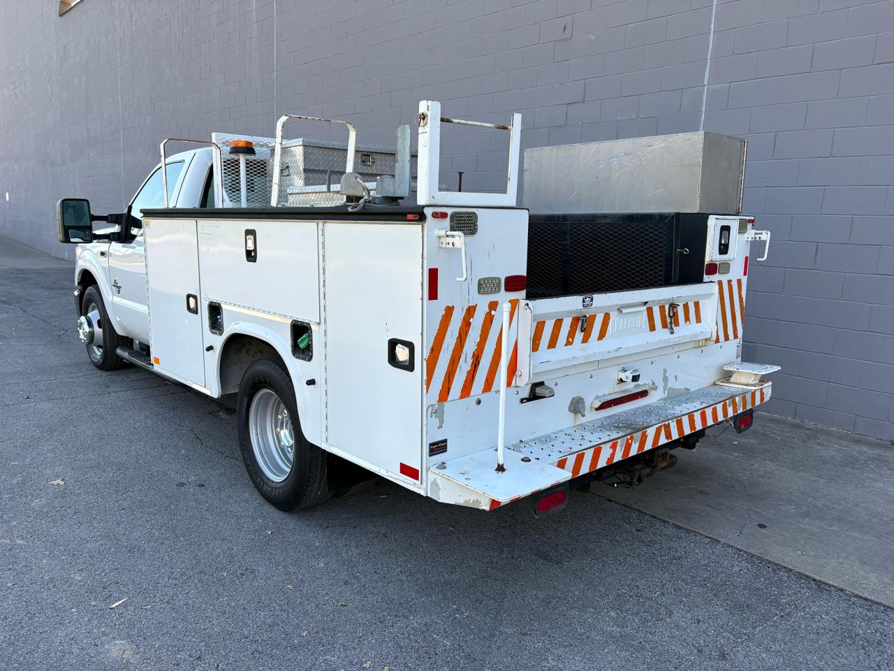 Ford Super Duty F-350 DRW 2WD Reg Cab 141" WB 60" CA XL 2016