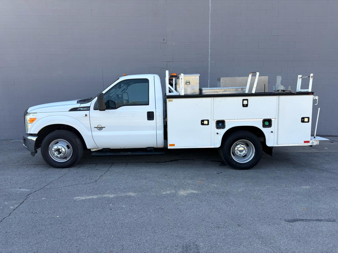 Ford Super Duty F-350 DRW 2WD Reg Cab 141" WB 60" CA XL 2016