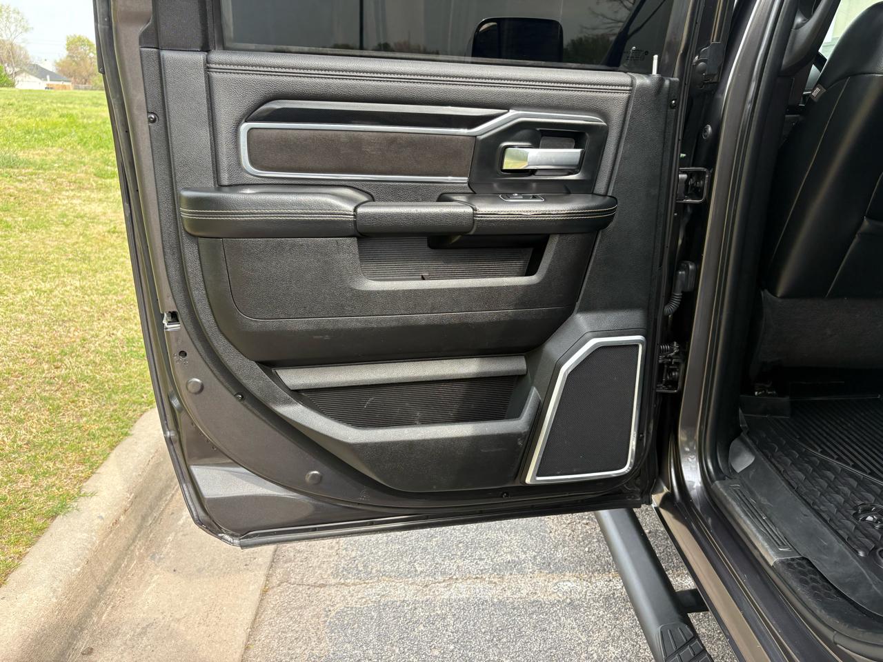 RAM 2500 Laramie 4x4 Crew Cab 6'4" Box 2022