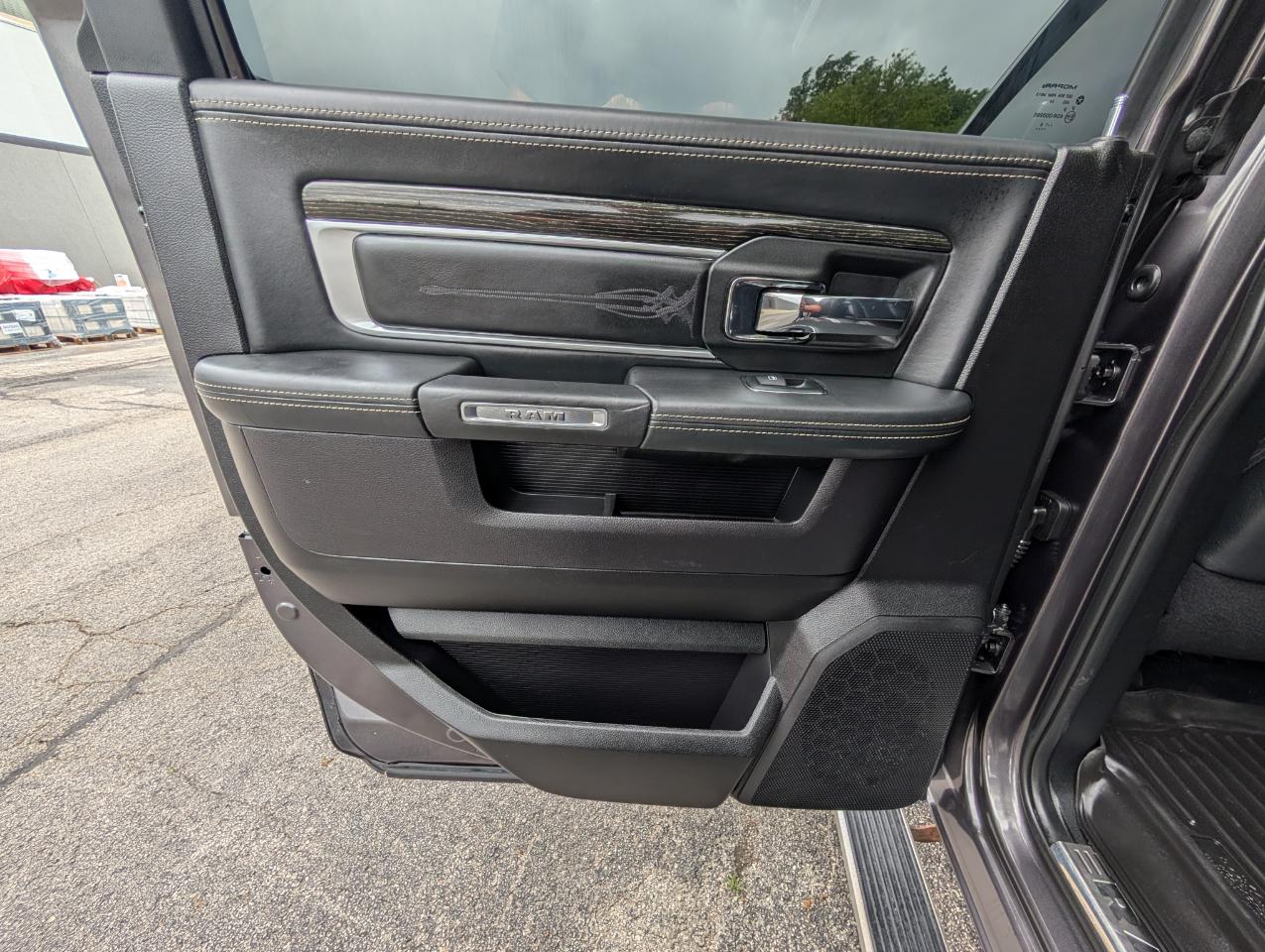 RAM 1500 4WD Crew Cab 140.5" Longhorn Limited 2016