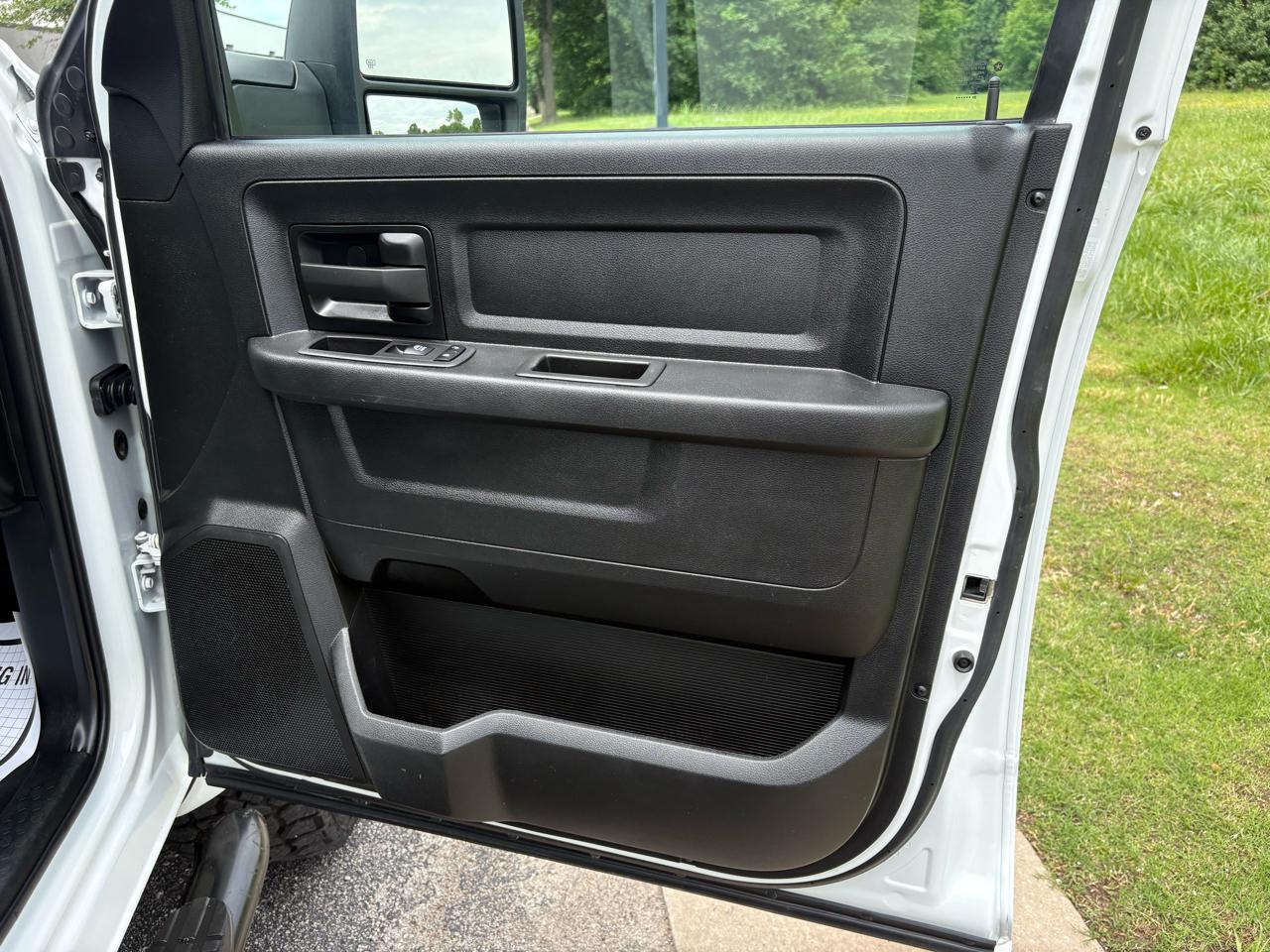 RAM 2500 Tradesman 4x4 Crew Cab 6'4" Box 2024