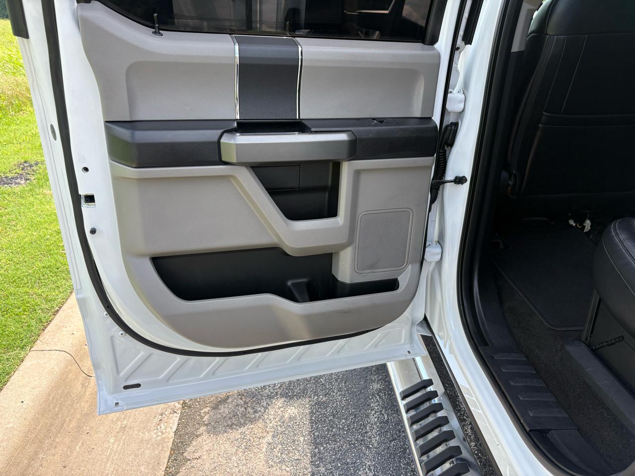 Ford Super Duty F-350 SRW XLT 4WD Crew Cab 8' Box 2017