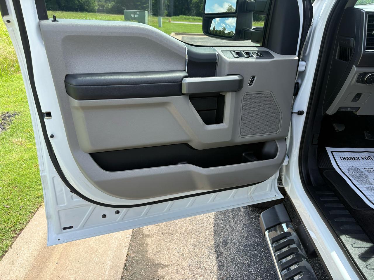 Ford Super Duty F-350 SRW XLT 4WD Crew Cab 8' Box 2017