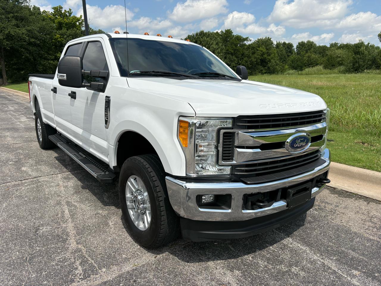 Ford Super Duty F-350 SRW XLT 4WD Crew Cab 8' Box 2017
