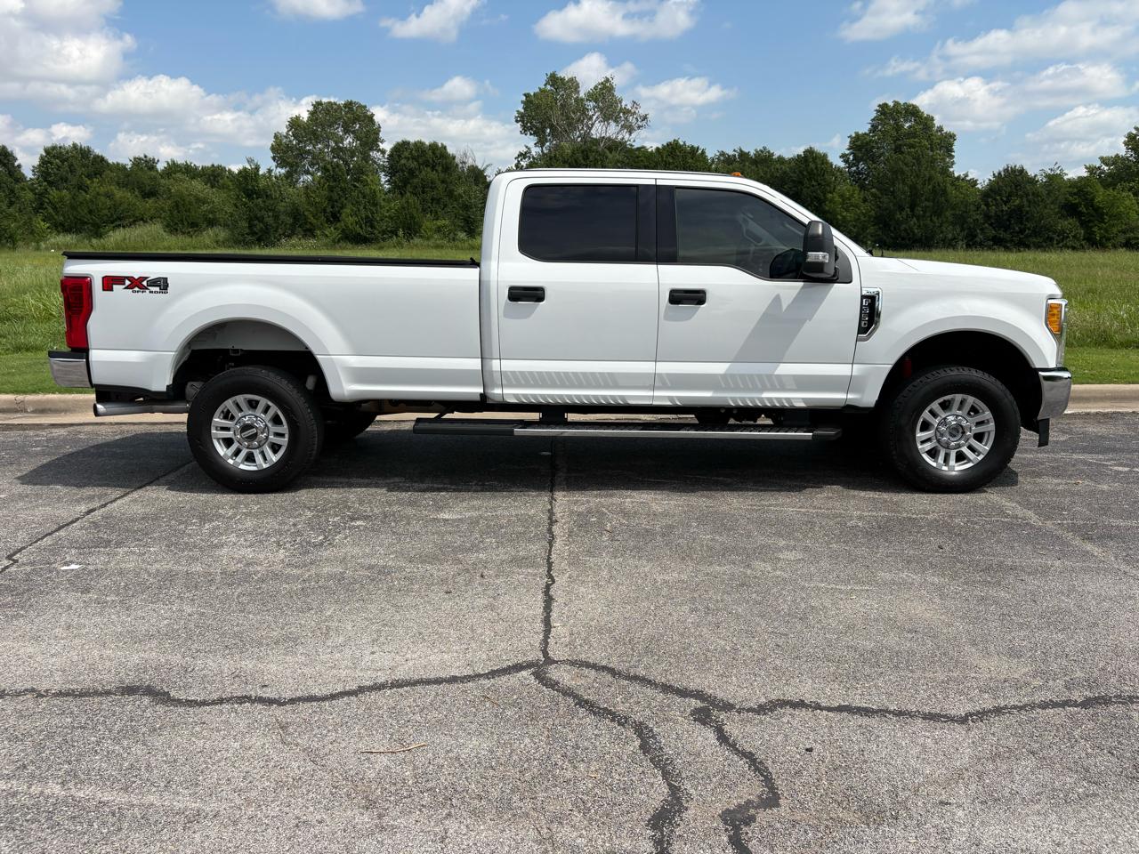 Ford Super Duty F-350 SRW XLT 4WD Crew Cab 8' Box 2017