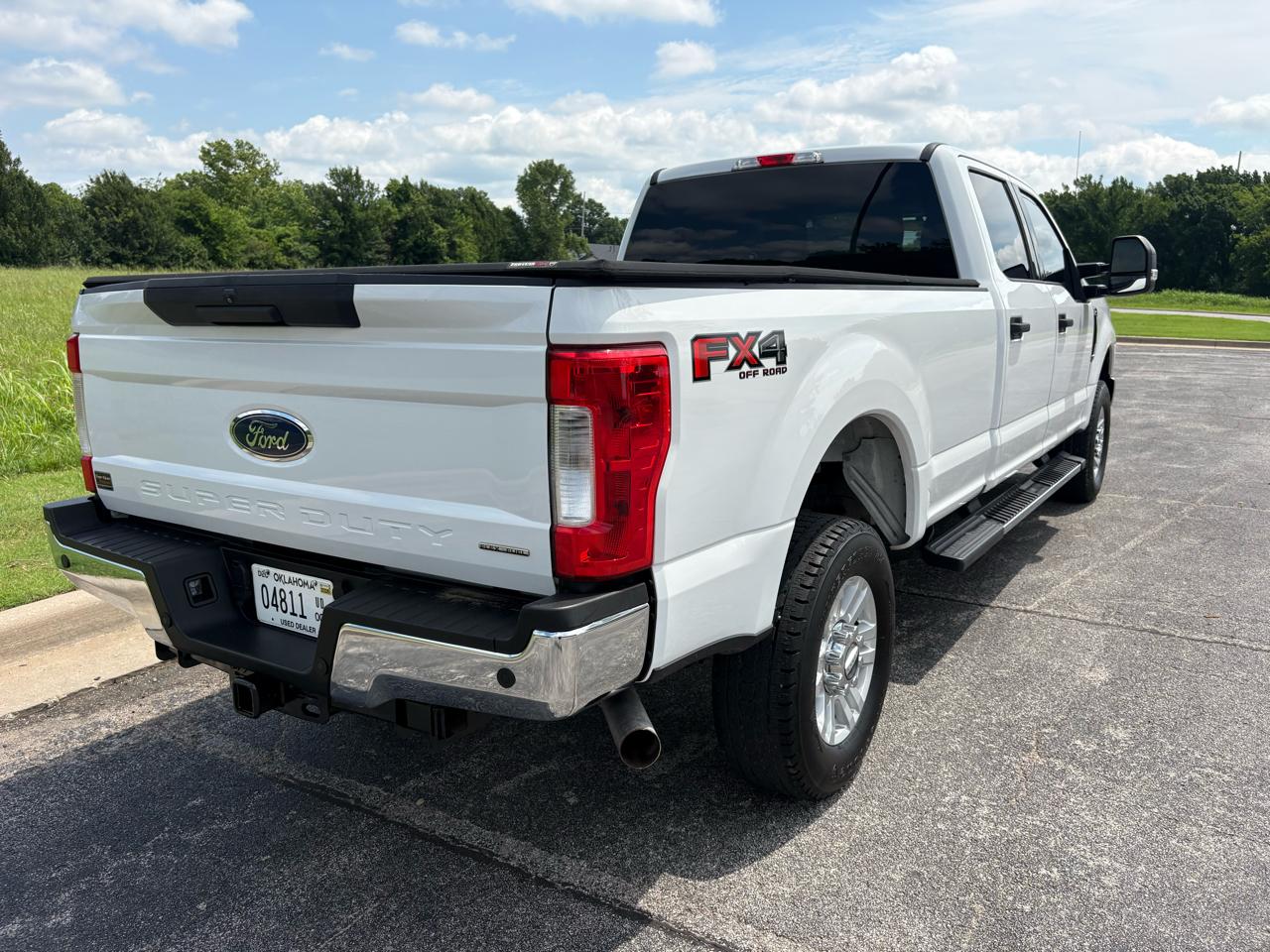 Ford Super Duty F-350 SRW XLT 4WD Crew Cab 8' Box 2017