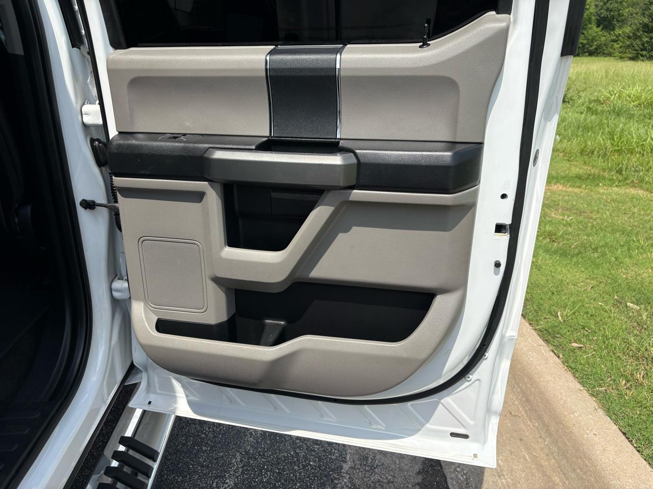 Ford Super Duty F-350 SRW XLT 4WD Crew Cab 8' Box 2017