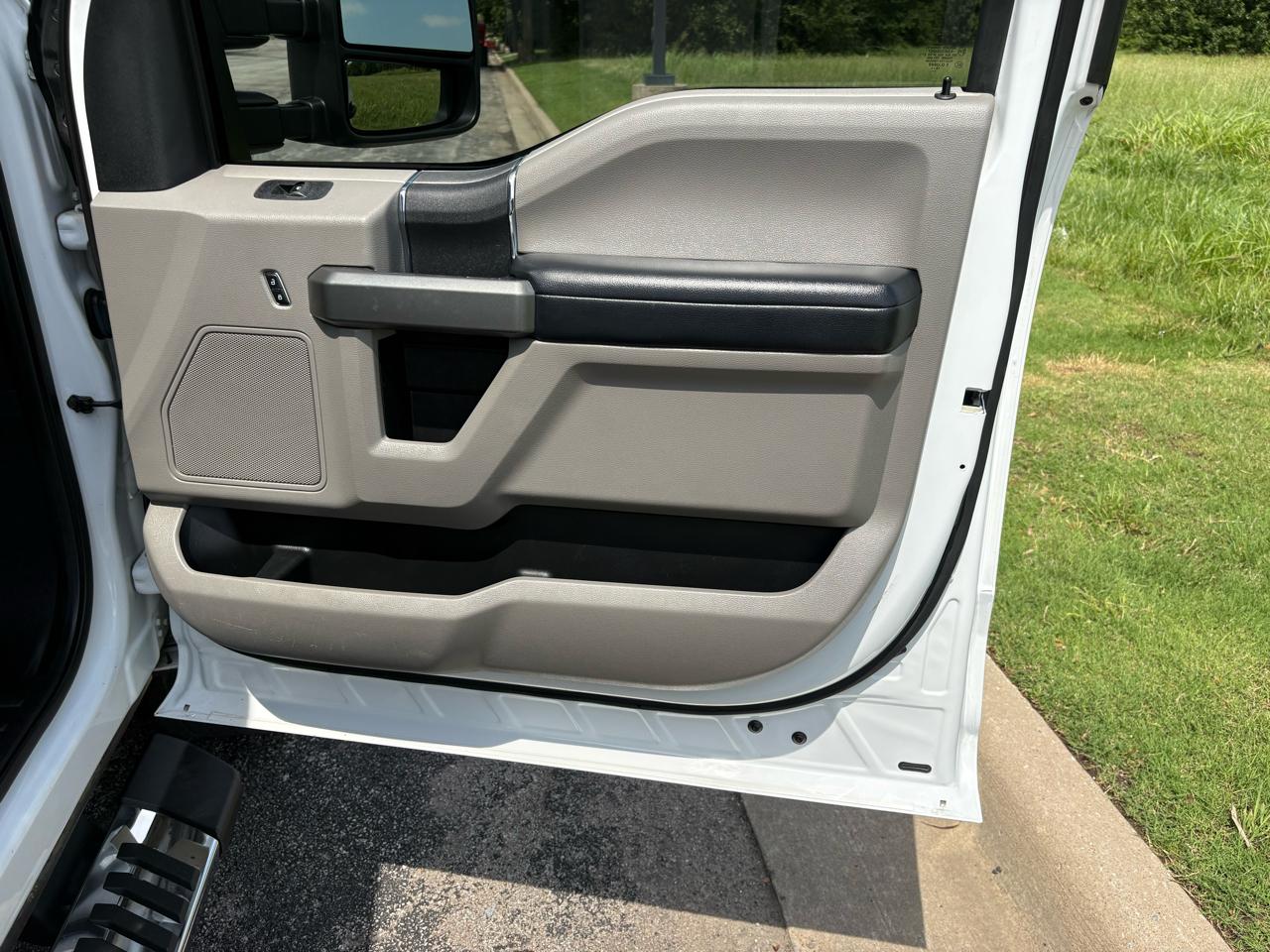Ford Super Duty F-350 SRW XLT 4WD Crew Cab 8' Box 2017