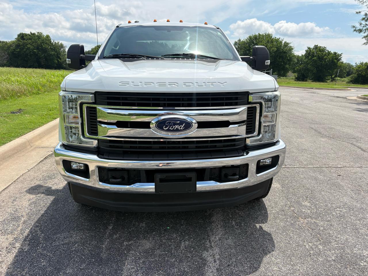 Ford Super Duty F-350 SRW XLT 4WD Crew Cab 8' Box 2017