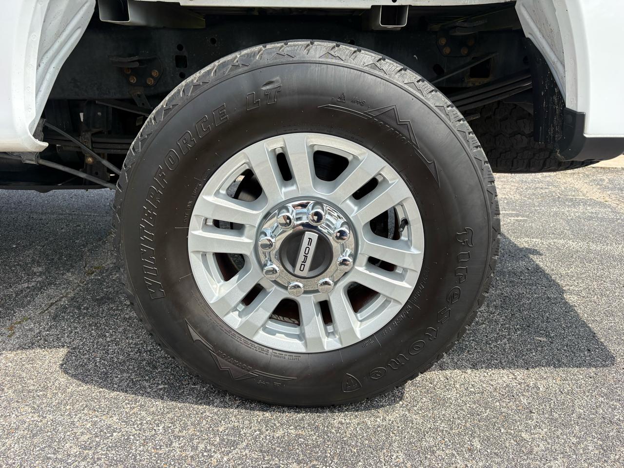 Ford Super Duty F-350 SRW XLT 4WD Crew Cab 8' Box 2017