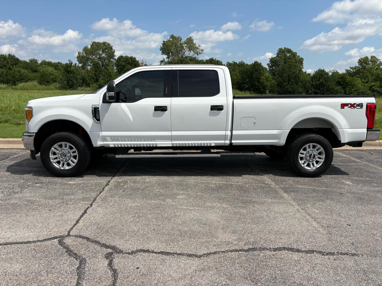 Ford Super Duty F-350 SRW XLT 4WD Crew Cab 8' Box 2017