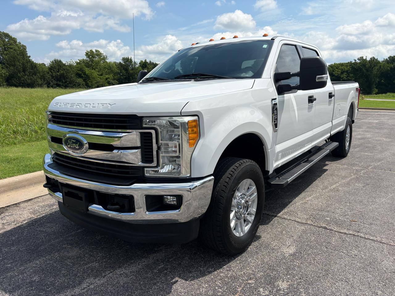 Ford Super Duty F-350 SRW XLT 4WD Crew Cab 8' Box 2017