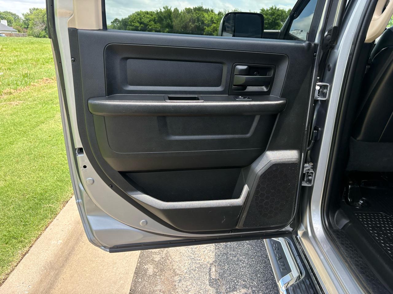 RAM 2500 Tradesman 4x4 Crew Cab 6'4" Box 2020