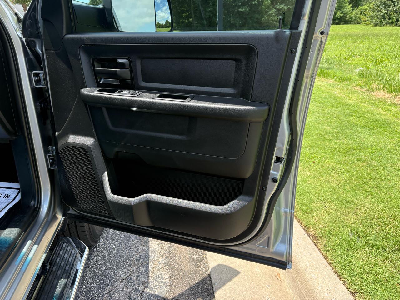 RAM 2500 Tradesman 4x4 Crew Cab 6'4" Box 2020